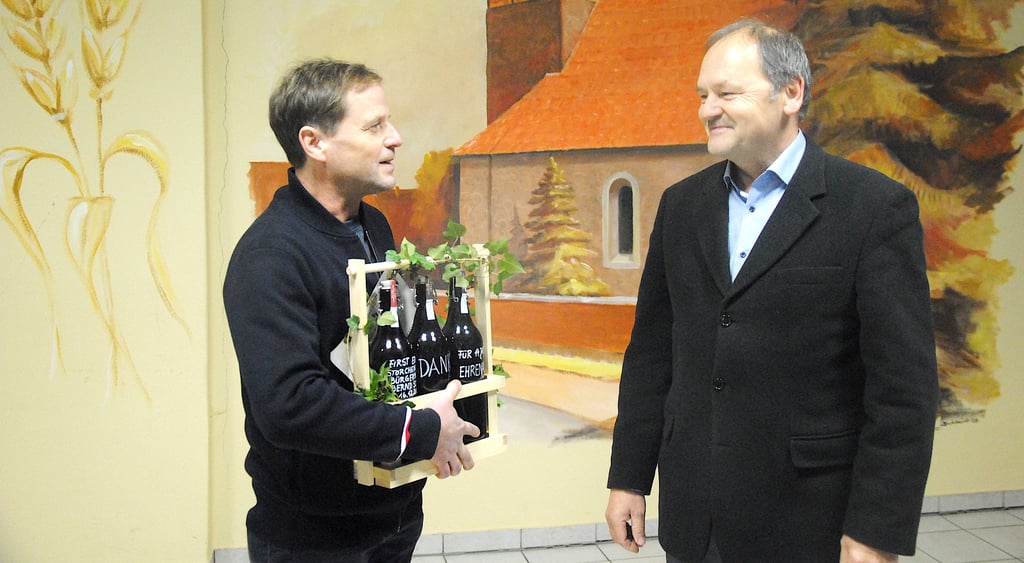 Vizebürgermeister Heiko Meyer (links) überreichte dem scheidenden Ortschef Bernd Schulz ein Dankespräsent des Rates.