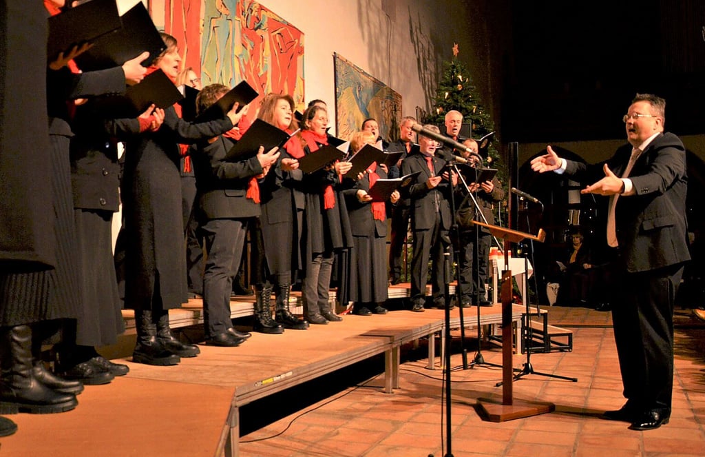 Die Zaunkönige feierten mit ihrem neuen Chorleiter Sebastian Klopp (rechts) beim diesjährigen Weihnachtskonzert in der Salzwedeler Mönchskirche ein erfolgreiches Debüt.