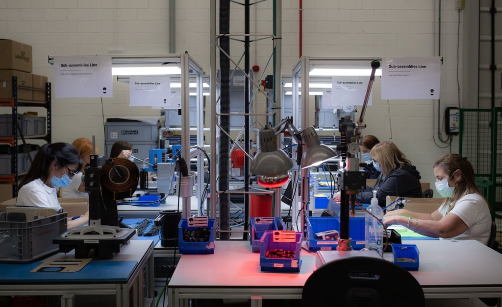 Frauen arbeiten in einer Fabrik, die Ladegeräte für Elektroautos in Barcelona herstellt.