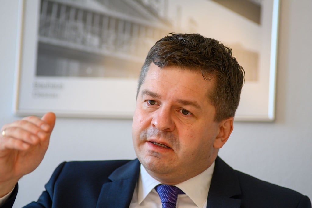 Sven Schulze (CDU), Minister für Wirtschaft, spricht.