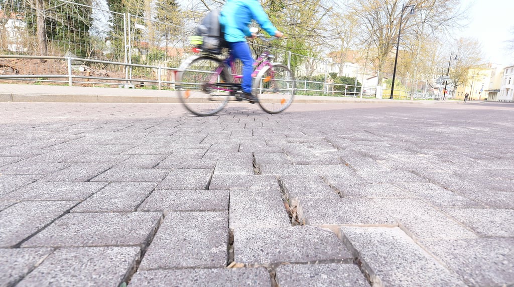 Die Pflasterschäden in der Bärteichpromenade sind deutlich sichtbar.