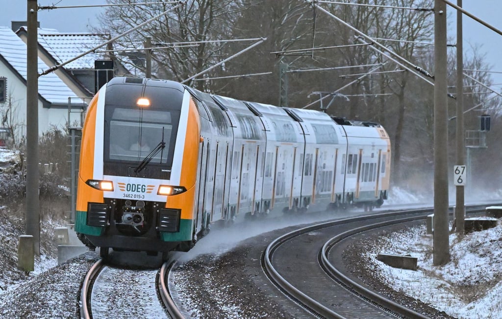 Der RE1 der Ostdeutschen Eisenbahngesellschaft (Odeg) ist unterwegs.