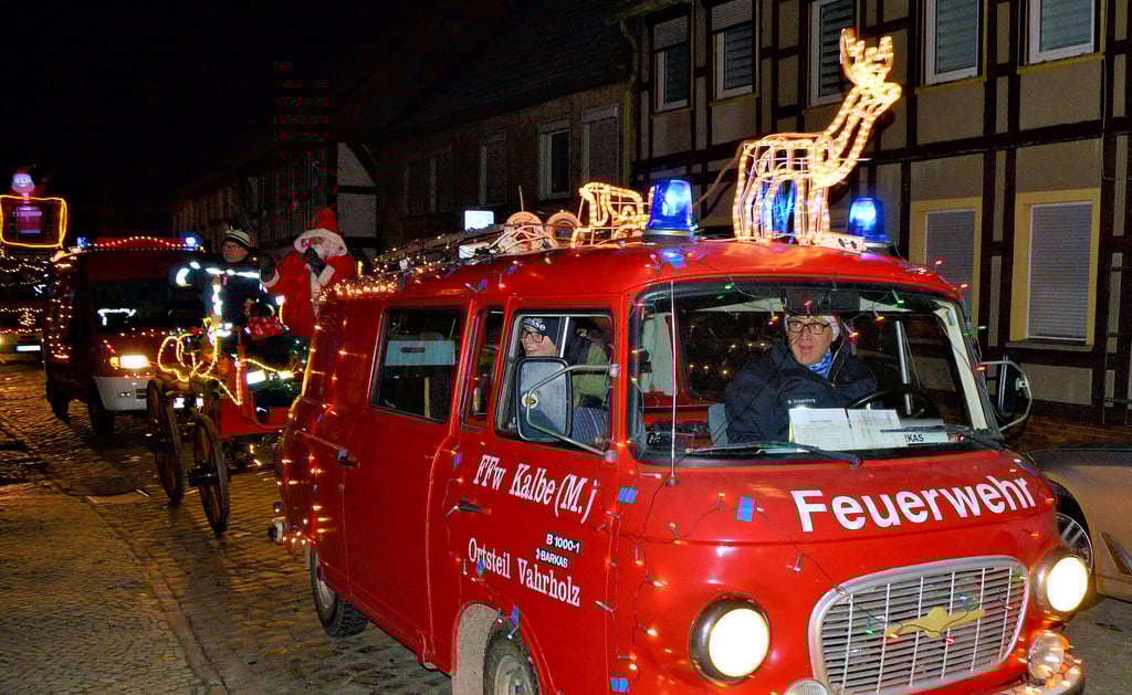 Der Weihnachtsmann fuhr in diesem Jahr auf der hundertjährigen Vahrholzer Handdruckspritze mit. Gezogen wurde diese vom Barkas 1000, der mit seinen Lichterketten und einer Rentier-Kutsche auf dem Dach gleich noch schicker aussah.