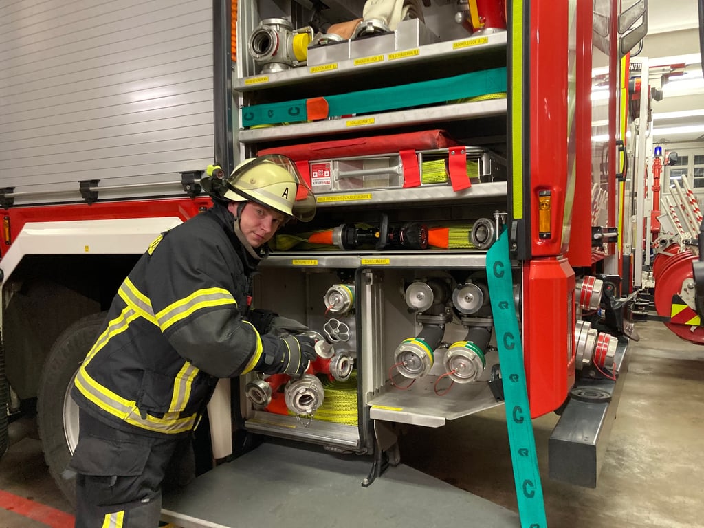 Marek Töne von der freiwilligen Feuerwehr zählt zu jenen 43 Feuerwehrmännern, die sich in Burg in den Dienst der Allgemeinheit stellen.