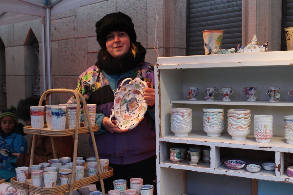 Keramikerin Annegret Streu auf dem Weihnachtsmarkt der Kunsthochschule