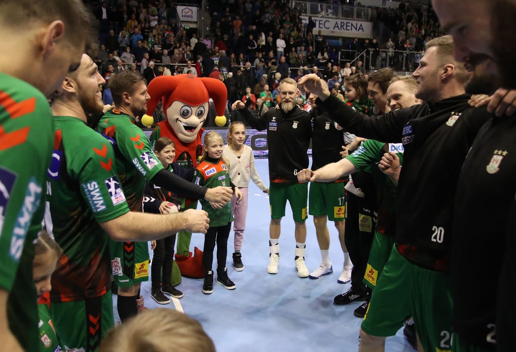 Die SCM-Spieler bejubelten den Erfolg gegen Erlangen gemeinsam mit ihrem Nachwuchs. Gestern traf sich das Team mit seinen Familien zur gemeinsamen Weihnachtsfeier.