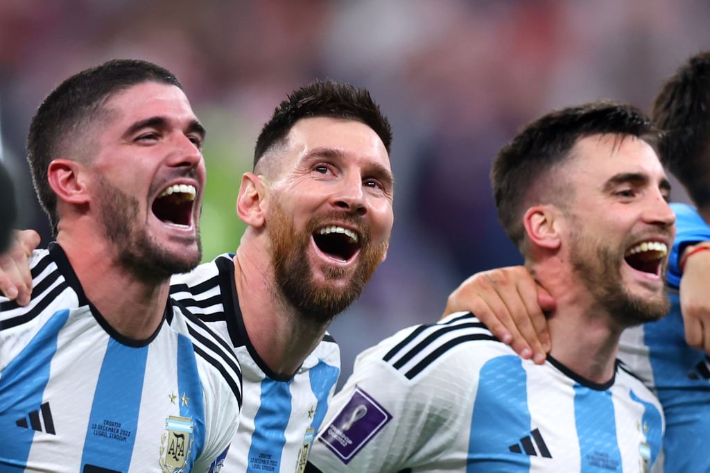 Argentiniens Lionel Messi jubelt mit Mitspielern nach dem Abpfiff.