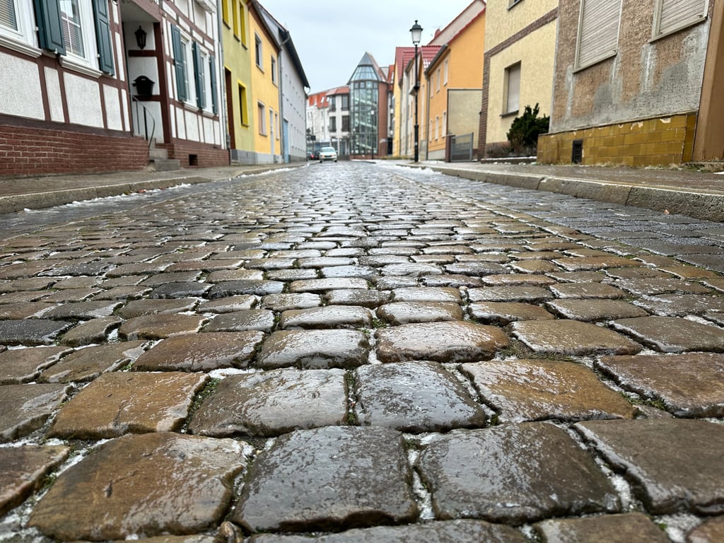 Blick in die Deichstraße in Burg: Hier herrscht auf dem vereisten und feuchten Kopftseinpflaster eine erhöhte Rutschgefahr.