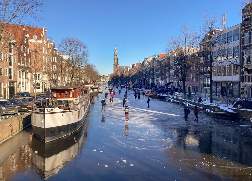 Schon im Februar 2021 waren viele Amsterdamer Grachten zugefroren. Nun hoffen Schlittschuhfans wieder auf ausreichend Frost.