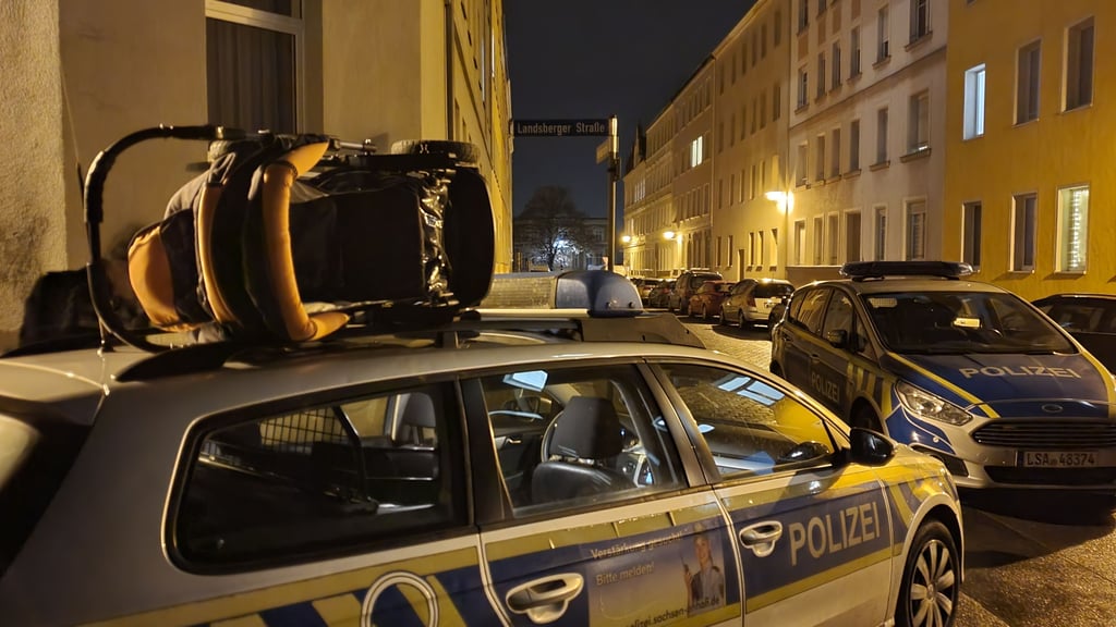 Polizeieinsatz in Halle: Großeinsatz: Streifenwagen bei Auseinandersetzung  in Halle beschädigt