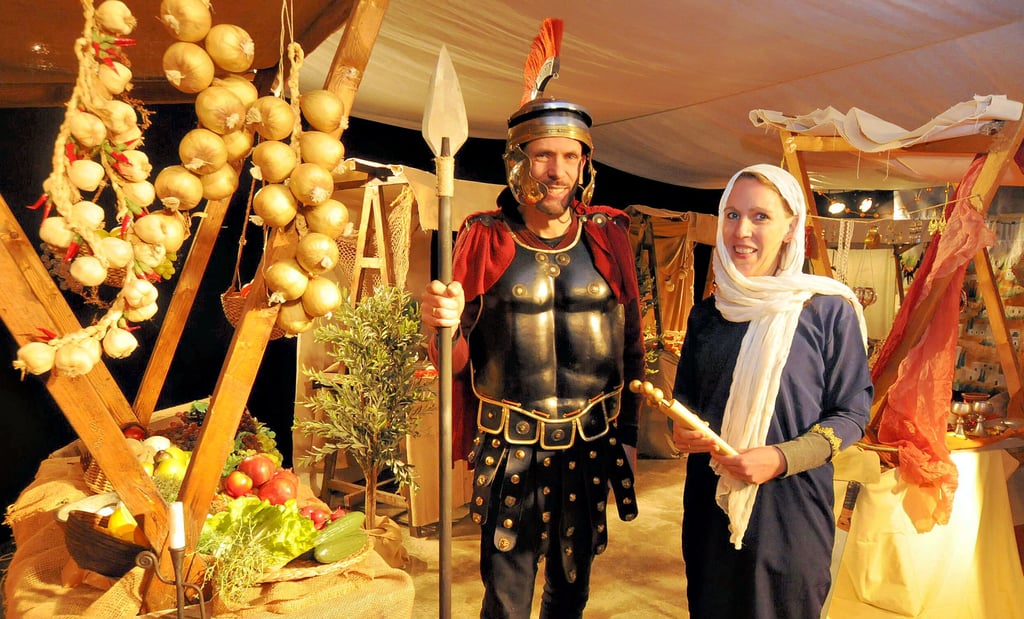 Gastgeber und Guides im „Sinnenpark“: Oliver Walz, als Römer kostümiert, und seine Frau Christiane, die eine Bewohnerin Nazareths verkörpert.