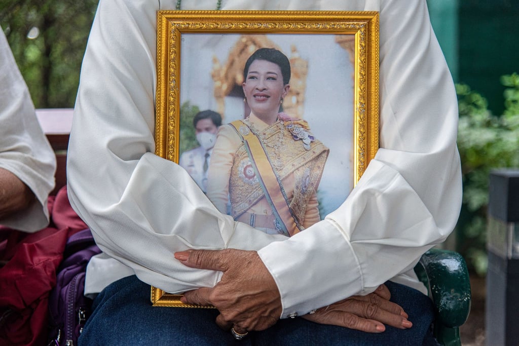 Jemand hält ein Porträt der thailändischen Prinzessin Bajrakitiyabha - sie liegt nach Angaben des Königspalasts im Krankenhaus.