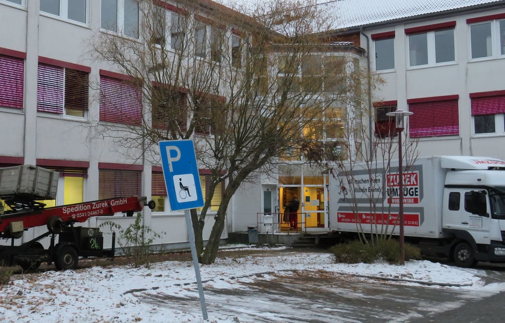 Mit zwei Lkw und einer Hebebühne kam das Umzugsunternehmen an.