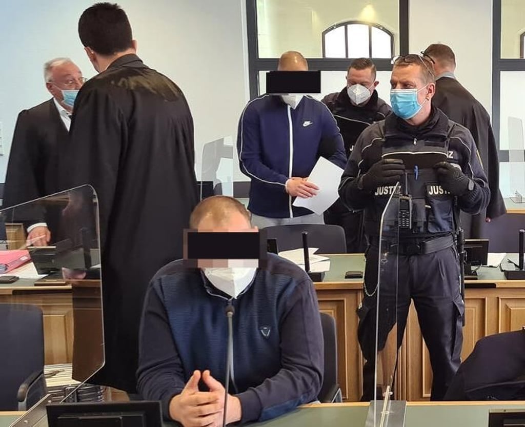 Lukas S. (vorn) und Denis K. beim Prozessauftakt "Hoeliermord Osterweddingen" am Landgericht Magdeburg.