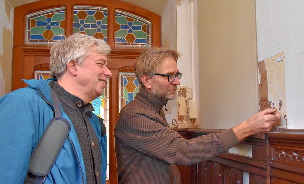 Architekt Klaus Schmidt (links) und Restaurator Christoph Gramann begutachten einen Befund im Flur vor den künftigen Ausstellungsräumen im Sommerhaus von Schloss Wernigerode.