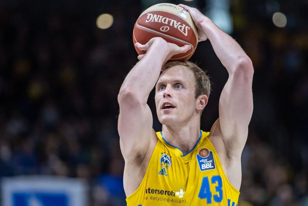 Albas Luke Sikma hält den Ball bereit zum Freiwurf.