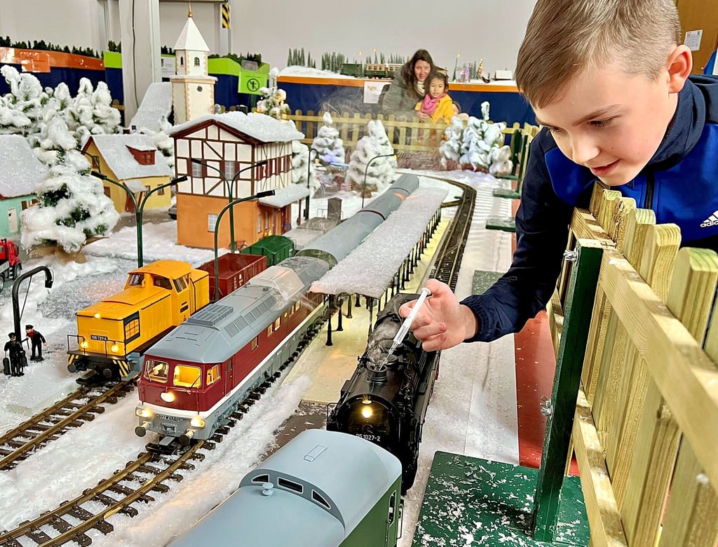 Der elfjährige Nick gibt neue Flüssigkeit in die Miniaturdampflok. Noch bis zum 28. Dezember ist die Winterausstellung des AMC im Klaubhaus der Jugend in Bernburg geöffnet.