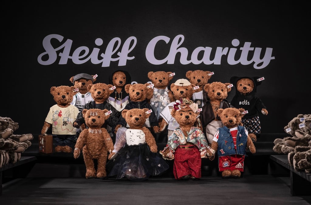 Bei einer Steiff-Charity-Auktion wurden diese von Prominenten gestalteten Teddybären versteigert.