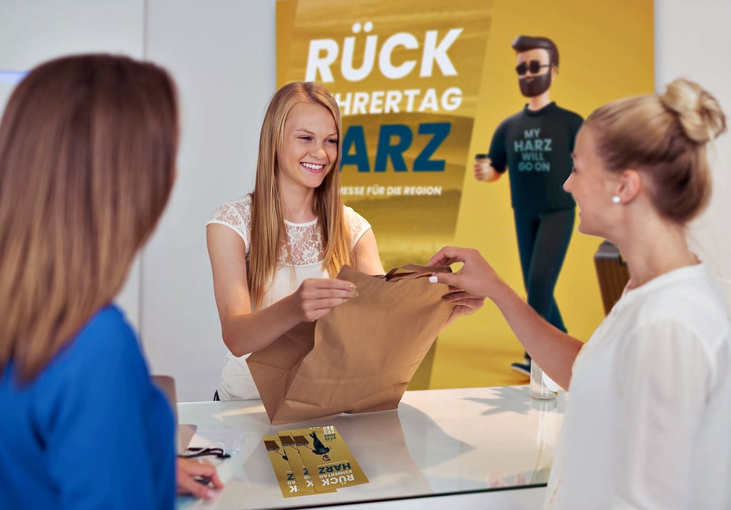Messebesucher informieren sich beim Rückkehrertag Harz über Möglichkeiten zum Arbeiten und Leben.