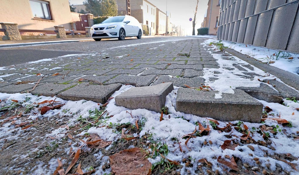 Der desolate Gehweg in der Paupitzscher Straße von Holzweißig soll saniert werden. Er gehört zu den vorgesehenen Projekten.