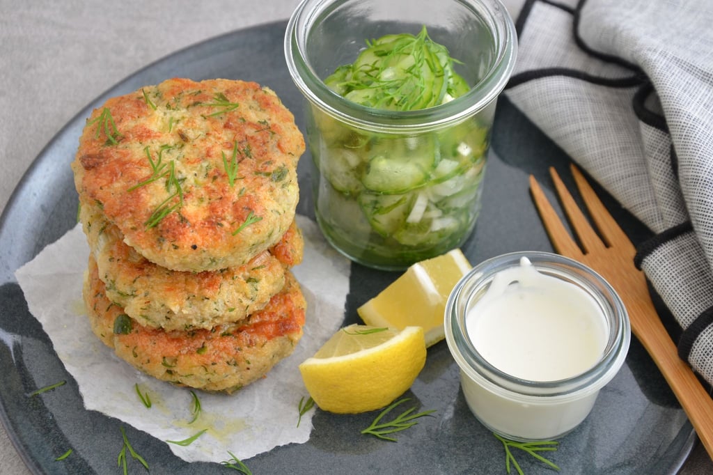 Ein feiner Zitronenabrieb sowie Lauchzwiebeln, Dill und Petersilie verleihen den Fischfrikadellen einen wunderbar frischen Geschmack.