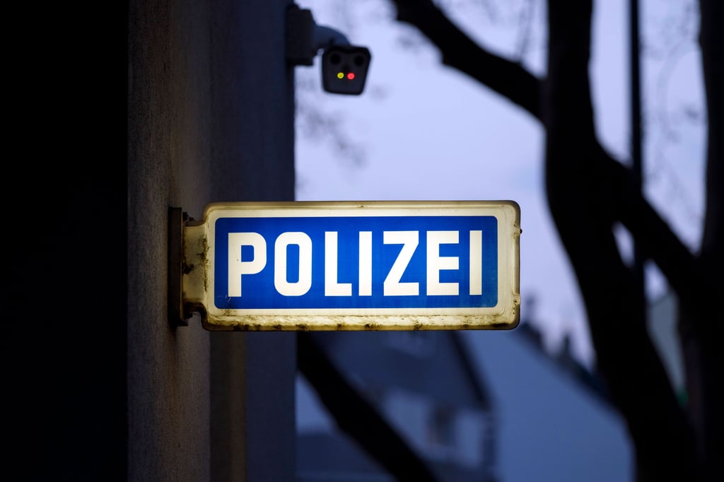 Die Polizei in Bitterfeld sucht nach einem etwa 30 Jahre alten Mann.