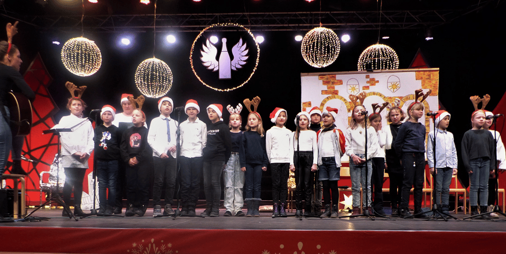 Der Chor der Jahn-Grundschule zaubert mit seinen Liedern weihnachtliche Stimmung in den Lichthof der Sektkellerei Freyburg.