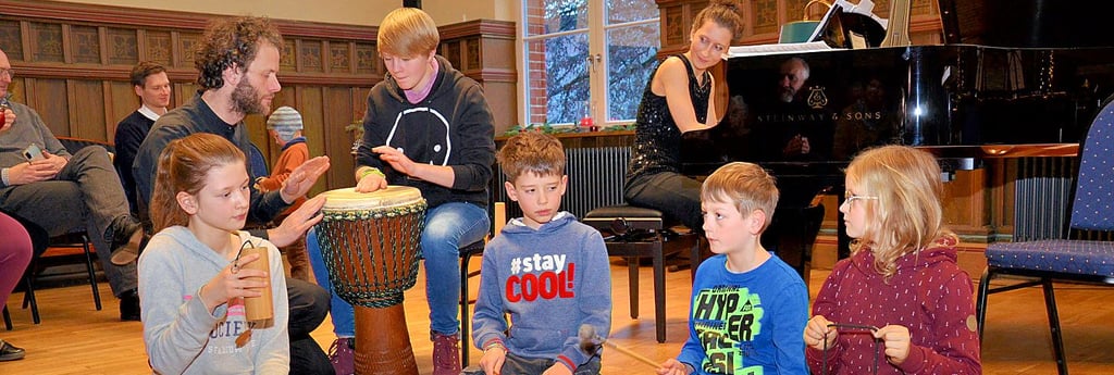 Beim Familien-Weihnachtskonzert im Kunsthaus Salzwedel wurden Kinder und Publikum zum Mitmachen aufgefordert.