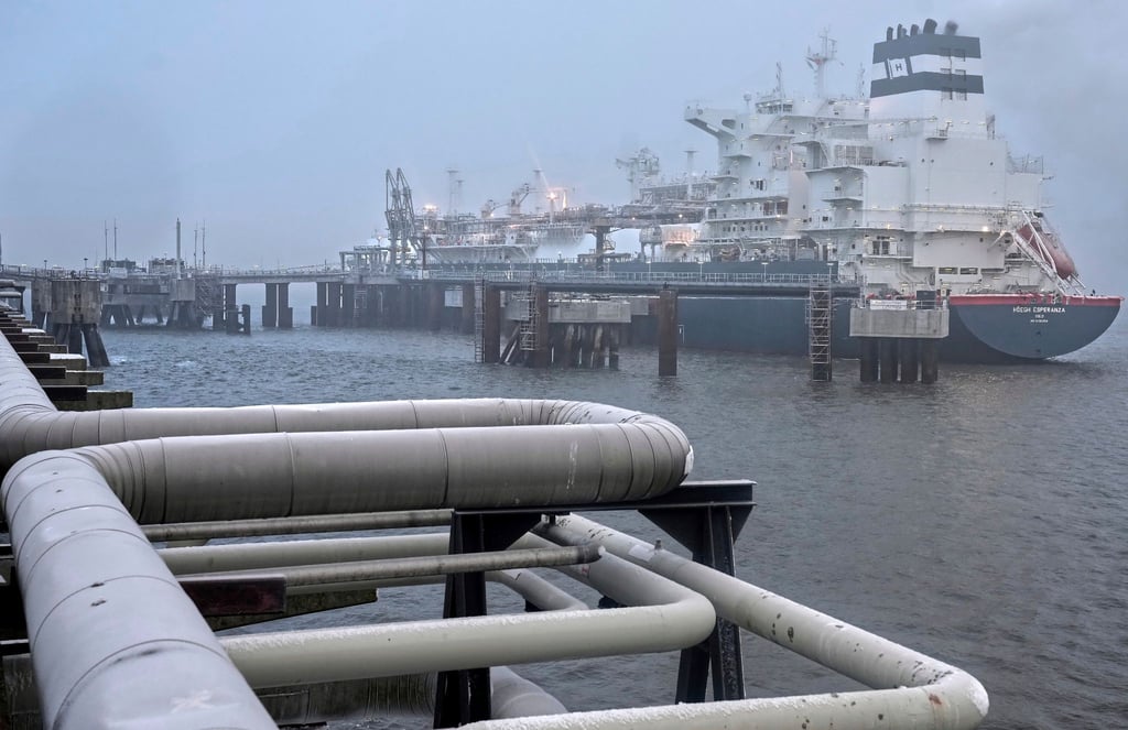 Das Spezialschiff „Höegh Esperanza“ liegt während der Eröffnung des LNG-Terminals in Wilhelmshaven vor Anker.