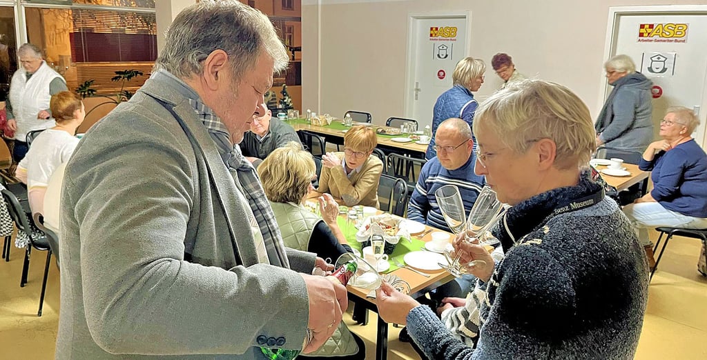 Mit Sekt stießen Helfer und Paten der Flüchtlingshilfe in Tangerhütte auf das Geschaffte an.