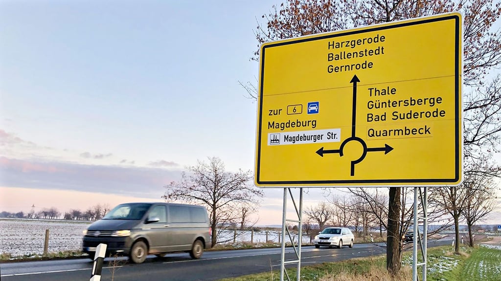 Auf diesem Schild bei Quedlinburg ist kein Hinweis auf die A 36 zu finden; stattdessen wird noch immer auf die B6 verwiesen.