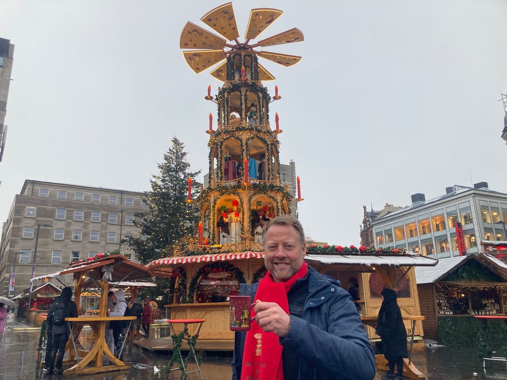 Optimistisch trotz Umsatzeinbruch: Stefan Boos betreibt die Glühweinpyramide auf dem Weihnachtsmarkt in Halle.