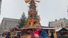 Optimistisch trotz Umsatzeinbruch: Stefan Boos betreibt die Glühweinpyramide auf dem Weihnachtsmarkt in Halle.