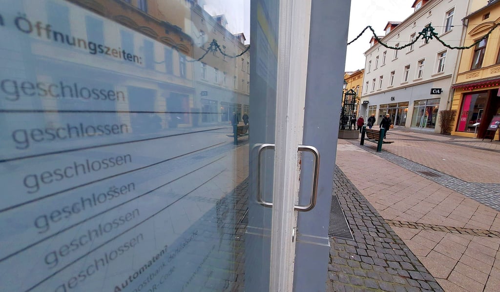Die Post in der Breiten Straße in Stendal hatte rund zwei Wochen „geänderte Öffnungszeiten“ – jeden Tag war geschlossen.