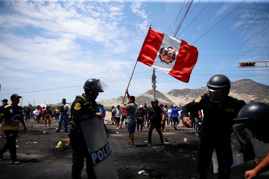 Anhänger des gestürzten peruanischen Präsidenten Castillo protestierten am vergangenen Donnerstag auf der Panamerikanischen Nordautobahn.