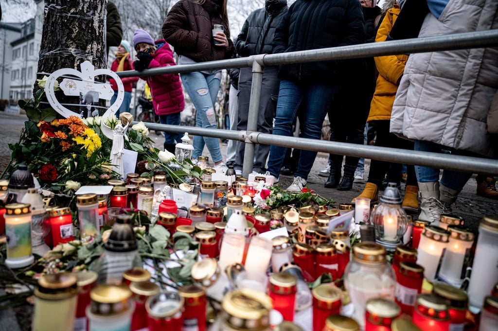 Kerzen und Blumen liegen bei der Mahnwache für die getötete 15-jährige Fußgängerin.