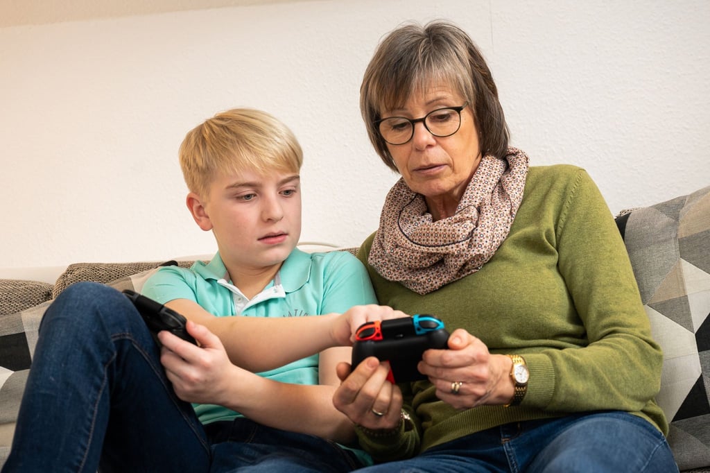 Die Jüngeren mit dem digitalen Know-How, die Älteren mit der Lebenserfahrung: Unterschiedliche Generationen können viel voneinander lernen.