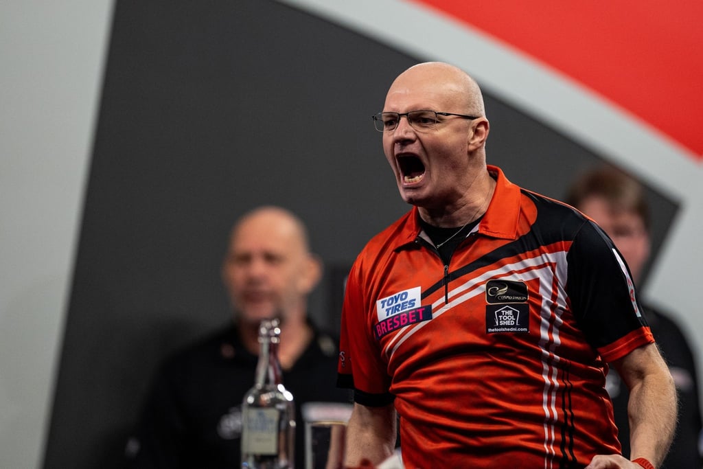 Mickey Mansell feiert seinen Sieg gegen Robb.