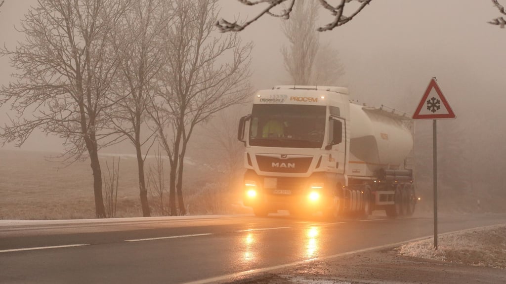 In der Nacht zum Montag ist in Sachsen-Anhalt mit Glatteis zu rechnen. Foto: Matthias Bein/dpa/Symbolbild