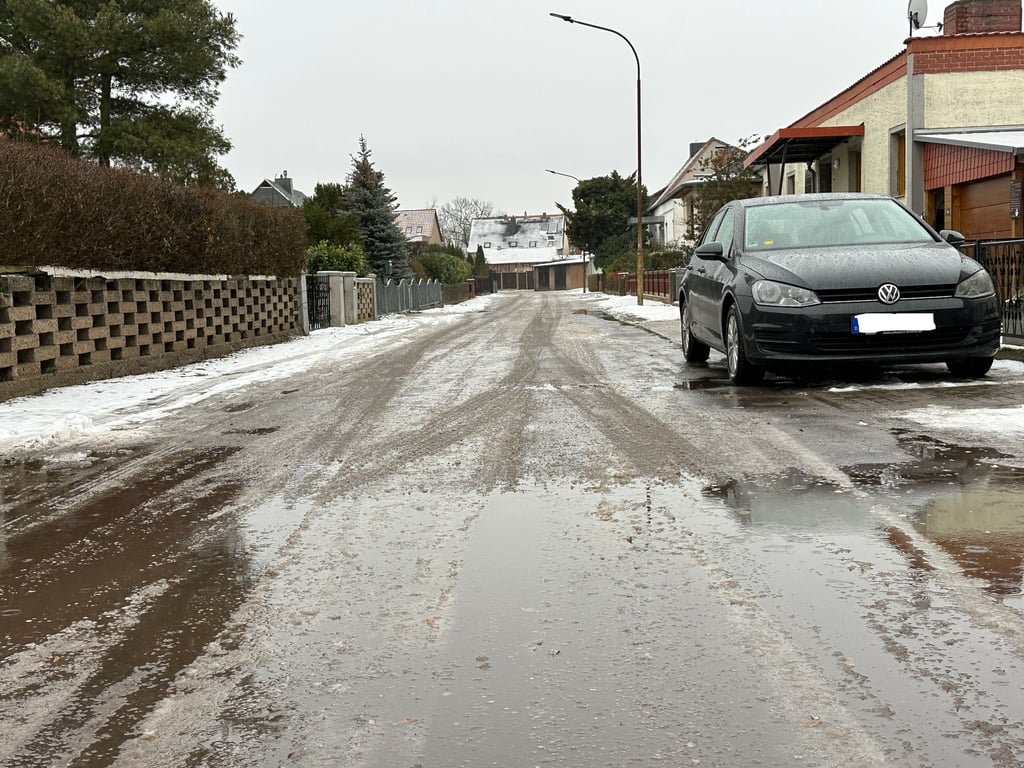 Nebenstraßen wie der Burger Winkel sind besonders tückisch, da sie vom Straßendienst nicht besucht werden.