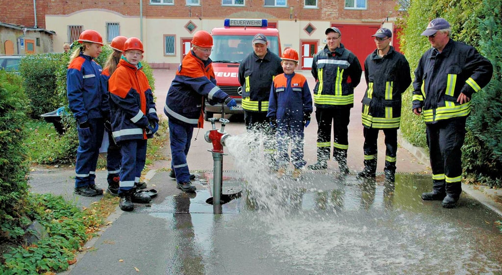 Hydrantenkontrolle: Das Wasser spritzt aus dem Standrohr. Hier ist vor den Gerätehaus in Welsleben ist der Hydrant in Ordnung. Die Funktionsfähigkeit wird anschließend in einem Protokoll vermerkt. Das Archivbild zeigt Mitglieder der Welsleber Jugendfeuerwehr bei der jährlichen Kontolle.