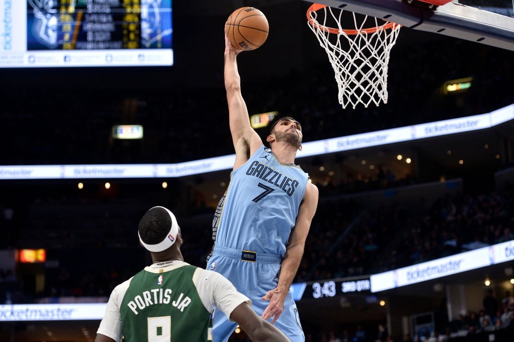 Santi Aldama (7) von den Memphis Grizzlies in Aktion mit Bobby Portis Jr. von den Milwaukee Bucks.
