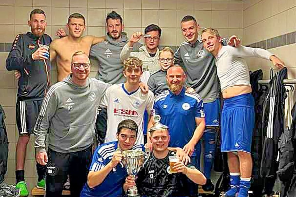 Das von Ronny Sieber (Mitte, l.) trainierte Team des FC RSK Freyb urg hat das Hallenturnier des SV Merseburg 99 gewonnen.