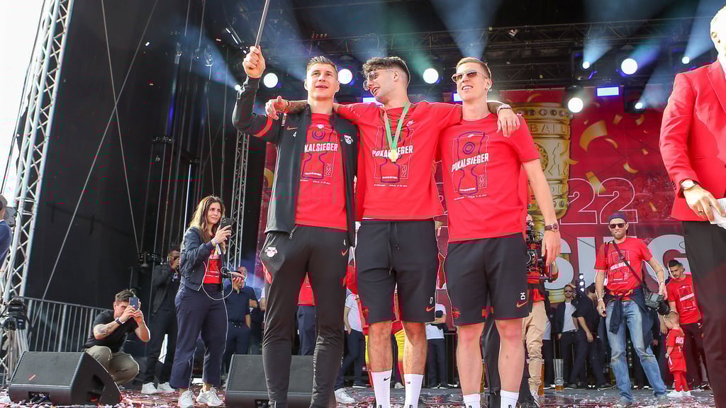 Willi Orban, Dominik Szoboszlai und Dani Olmo (v.l.n.r.) feiern den Pokalsieg.