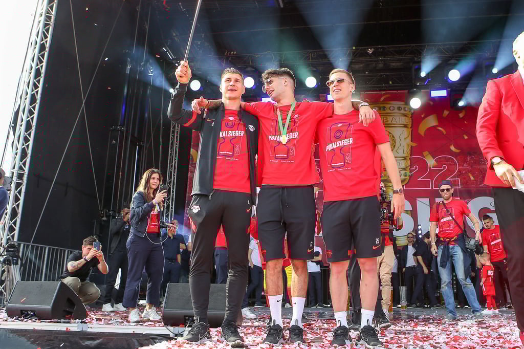 Willi Orban, Dominik Szoboszlai und Dani Olmo (v.l.n.r.) feiern den Pokalsieg.