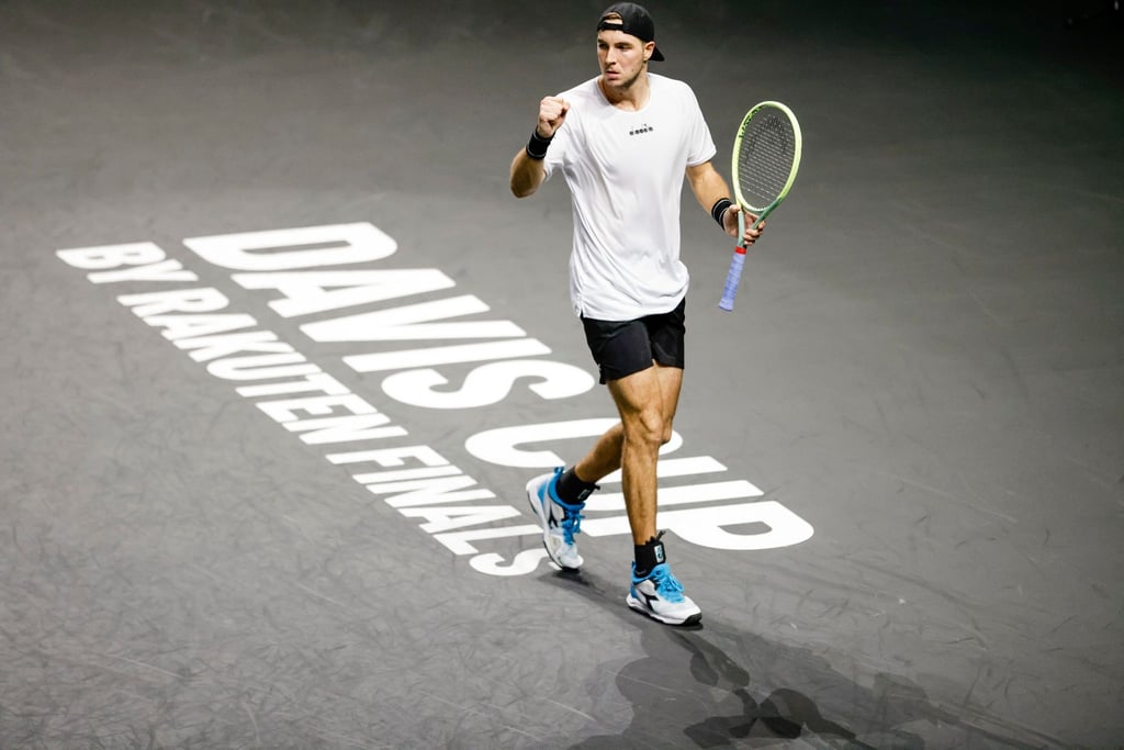 Tennis-Weltverband hat die Format-Veränderungen im Davis Cup als Erfolg bezeichnet: Jan-Lennard Struff läuft über den Schriftzug des Turniers.