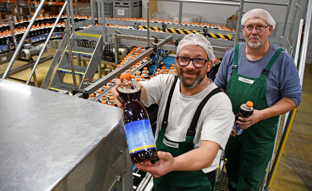 Alles unter Kontrolle haben Matthias Heitmann (Mitte) und Tino Bardick an der Produktionslinie im Refresco-Werk in Calvörde.