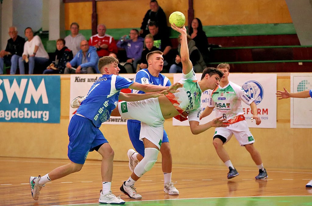SCM-Akteur Luca Kirst (am Ball) traf sechsmal. Trainer Julian Bauer lobte zudem seine Leistung in der Defensive.