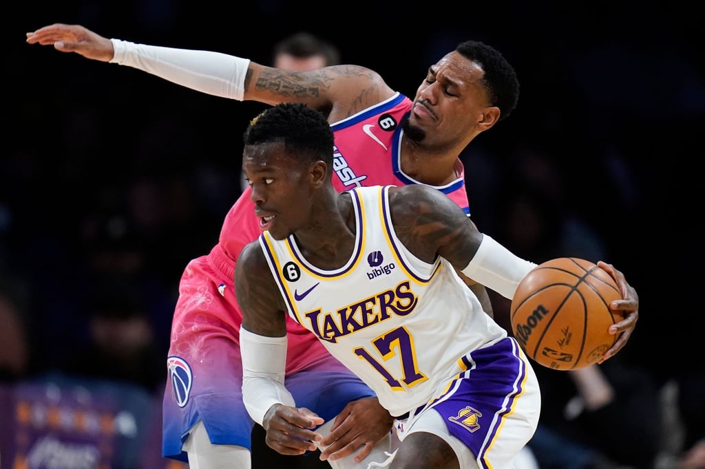 Dennis Schröder von den Los Angeles Lakers umspielt Monte Morris von den Washington Wizards.