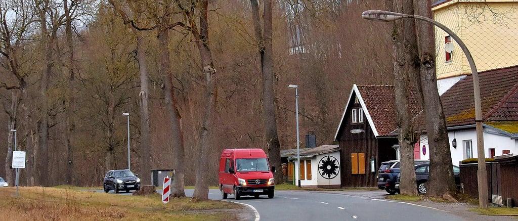 Betonpeitsche neben modernem Mast – gesehen an der Friedensstraße in Königshütte.